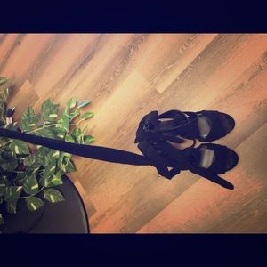 Black scrap around your ankle heels